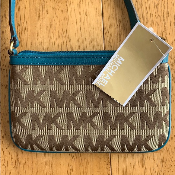 Michael Kors Handbags - NWT Michael Kors Jetset wristlet